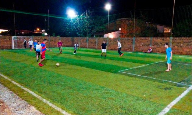 Fútbol entre amigos en el barrio San José de San Juan Nepomuceno. Foto: Sintético La Amistad.