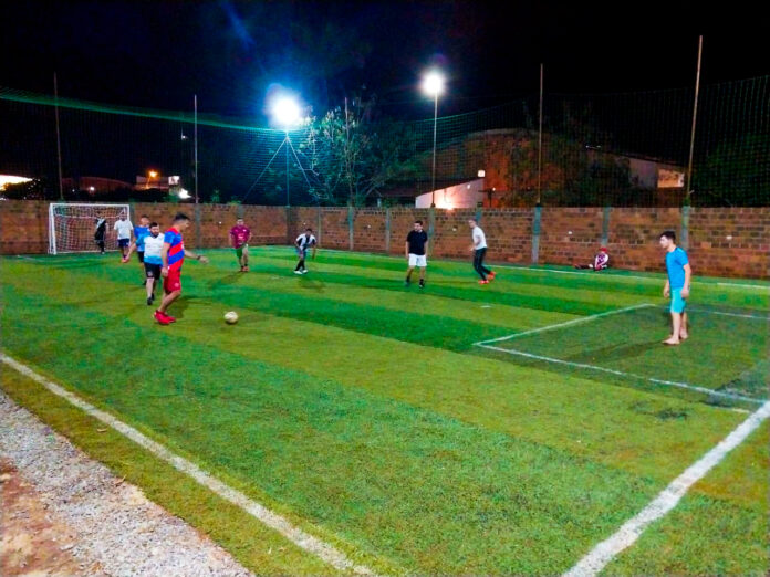 Fútbol entre amigos en el barrio San José de San Juan Nepomuceno. Foto: Sintético La Amistad. Fútbol entre amigos en el barrio San José de San Juan Nepomuceno. Foto: Sintético La Amistad.