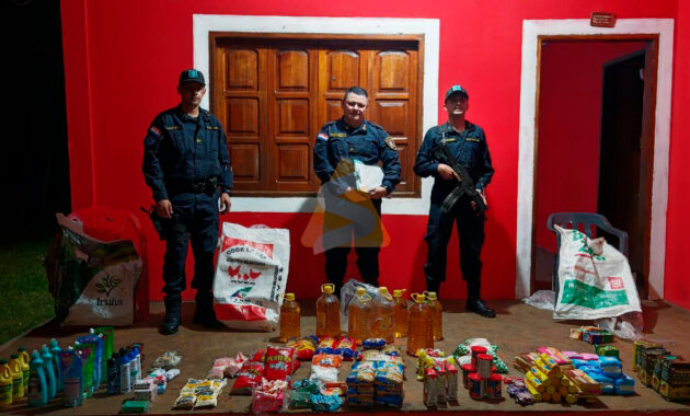 Los delincuentes hurtaron diversos productos de consumo, entre ellos aceite, harina, azúcar, arroz, yerba, jugos en polvo, golosinas y otros. Foto: Redacción Suceso.