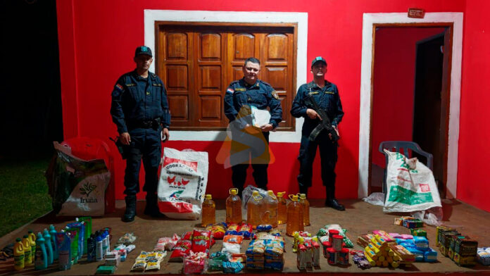 Los delincuentes hurtaron diversos productos de consumo, entre ellos aceite, harina, azúcar, arroz, yerba, jugos en polvo, golosinas y otros. Foto: Redacción Suceso.