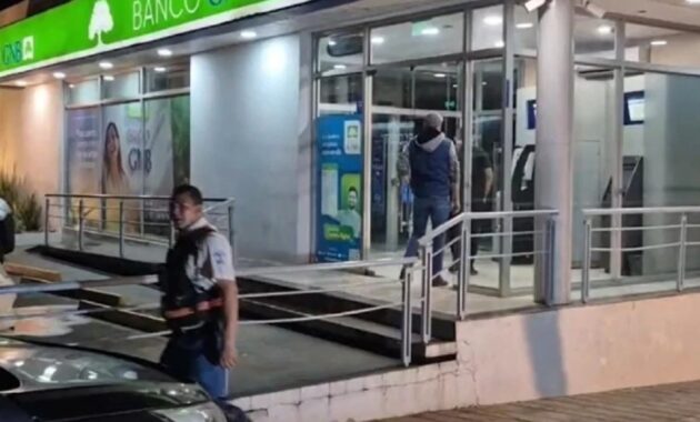 La sucursal del banco de GNB sufrió un intento de robo en la madrugada de este martes.Foto: Captura de video, Monumental 1080.
