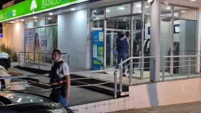La sucursal del banco de GNB sufrió un intento de robo en la madrugada de este martes.Foto: Captura de video, Monumental 1080.
