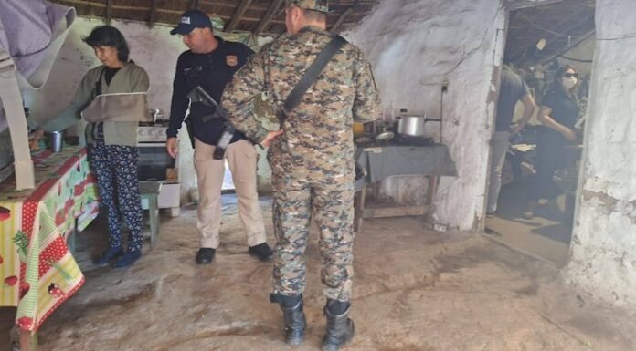 La Policía Nacional y la Fiscalía encabezaron los allanamientos. Foto: Sucesos Paraguay. La Policía Nacional y la Fiscalía encabezaron los allanamientos. Foto: Sucesos Paraguay.