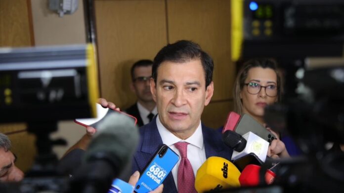 El senador Beto Ovelar indicó que se analizan muchos pedidos de aumentos salariales en instituciones.Foto: Archivo. El senador Beto Ovelar indicó que se analizan muchos pedidos de aumentos salariales en instituciones.Foto: Archivo.