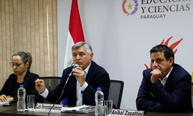 Ministro de Educación, Luis Ramírez, durante la conferencia de prensa. Foto: MEC.