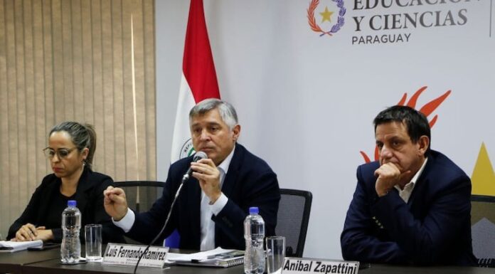 Ministro de Educación, Luis Ramírez, durante la conferencia de prensa. Foto: MEC.