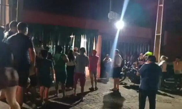 La Policía realizó el procedimiento en el sitio donde se produjo la muerte ante la presencia de curiosos.Foto: Edgar Medina.