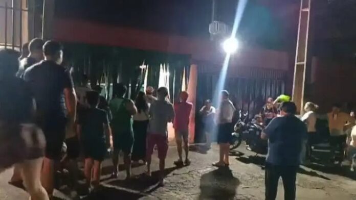 La Policía realizó el procedimiento en el sitio donde se produjo la muerte ante la presencia de curiosos.Foto: Edgar Medina. La Policía realizó el procedimiento en el sitio donde se produjo la muerte ante la presencia de curiosos.Foto: Edgar Medina.