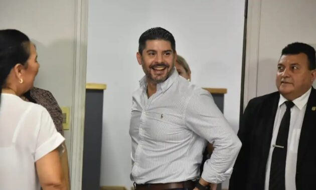 Con una sonrisa y sendas denuncias en su contra, Óscar Nenecho Rodríguez se despidió de la Municipalidad de Asunción. Foto: UH