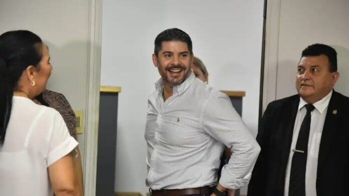 Con una sonrisa y sendas denuncias en su contra, Óscar Nenecho Rodríguez se despidió de la Municipalidad de Asunción. Foto: UH