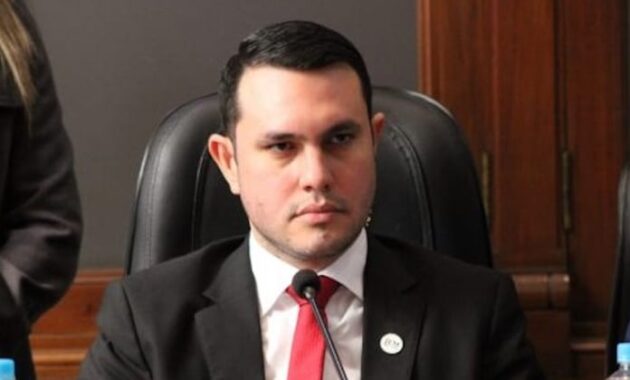 Hernán Rivas està acusado por tener un falso título de abogado.