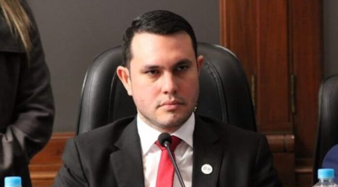 Hernán Rivas està acusado por tener un falso título de abogado.