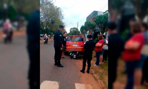 El impacto produjo daños en el paragolpes trasero del automóvil, mientras que la motocicleta quedó incrustada debajo del rodado, con severos daños en la parte frontal. Foto: Redacción Suceso.