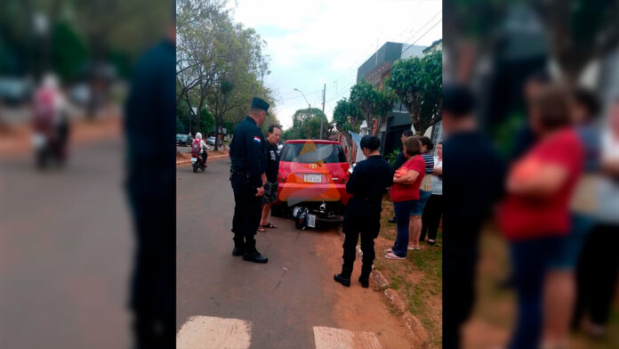 El impacto produjo daños en el paragolpes trasero del automóvil, mientras que la motocicleta quedó incrustada debajo del rodado, con severos daños en la parte frontal. Foto: Redacción Suceso.