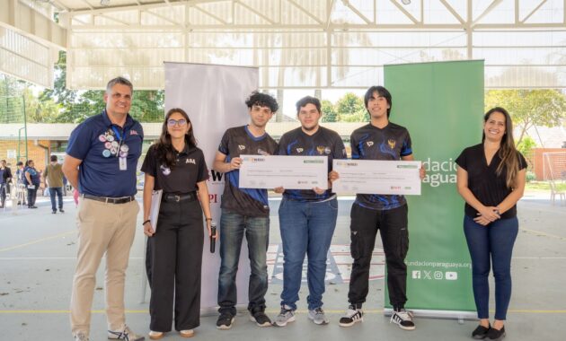 El primer puesto fue para el equipo PPB Tech (Col. Nac. Pablo Patricio Bogarín, Ñemby). Integrado por Tobías Núñez, César Delvalle y Jorge Melgarejo, con la mentoría de la Ing. De los Ángeles Núñez, el equipo desarrolló un robot reforestador automatizado capaz de sembrar semillas, regarlas y monitorear el suelo en zonas críticas como el Chaco Paraguayo, afectadas por la deforestación, incendios y sequías. Foto: Fundación Paraguaya.