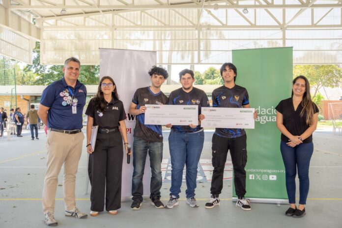 El primer puesto fue para el equipo PPB Tech (Col. Nac. Pablo Patricio Bogarín, Ñemby). Integrado por Tobías Núñez, César Delvalle y Jorge Melgarejo, con la mentoría de la Ing. De los Ángeles Núñez, el equipo desarrolló un robot reforestador automatizado capaz de sembrar semillas, regarlas y monitorear el suelo en zonas críticas como el Chaco Paraguayo, afectadas por la deforestación, incendios y sequías. Foto: Fundación Paraguaya.