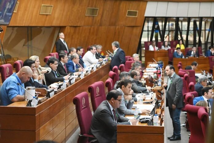 Diputados aplazan por 90 días pedidos de intervención a seis intendentes Diputados aplazan por 90 días pedidos de intervención a seis intendentes