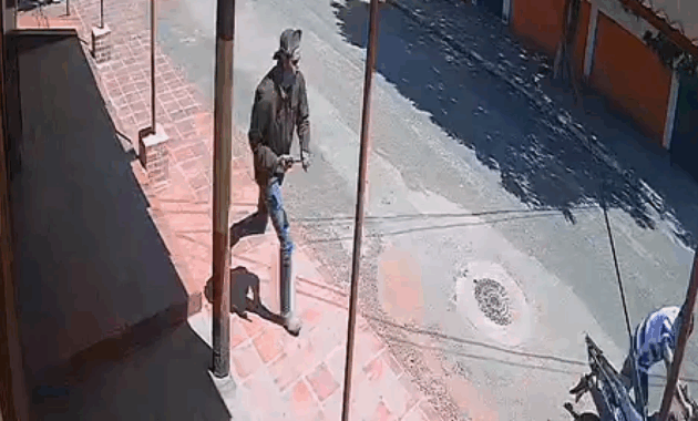 El hijo del carnicero que estaba siendo asaltado intentó esconder la moto de los criminales, fue descubierto y recibió un disparo.Foto: Captura.