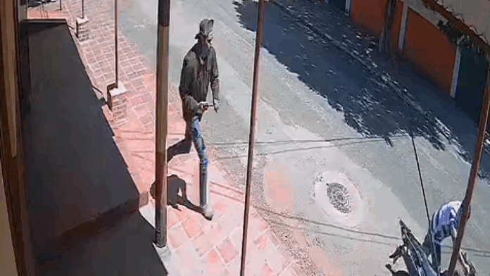 El hijo del carnicero que estaba siendo asaltado intentó esconder la moto de los criminales, fue descubierto y recibió un disparo.Foto: Captura.
