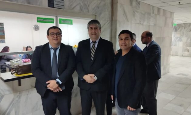 En tribunales. El ex ídolo de la Albirroja, Salvador Cabañas, junto con sus abogados.Foto: Gentileza.