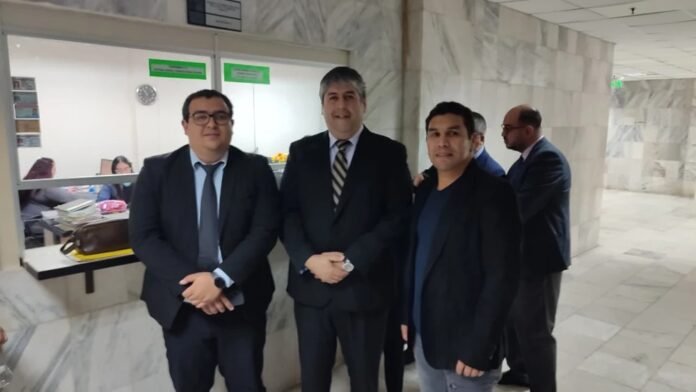 En tribunales. El ex ídolo de la Albirroja, Salvador Cabañas, junto con sus abogados.Foto: Gentileza. En tribunales. El ex ídolo de la Albirroja, Salvador Cabañas, junto con sus abogados.Foto: Gentileza.