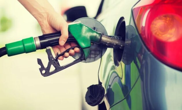 A pesar de la reciente baja del dólar, los precios de los combustibles no se reducirán.