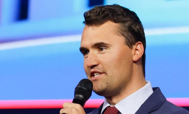 El fundador de Turning Point Action, Charlie Kirk, habla en el escenario de una convención desarrollada en junio de 2024, en Huntington Place, Detroit, Michigan, EEUU.Foto: Jeff Kowalsky - AFP.
