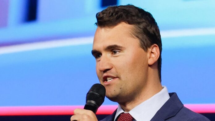 El fundador de Turning Point Action, Charlie Kirk, habla en el escenario de una convención desarrollada en junio de 2024, en Huntington Place, Detroit, Michigan, EEUU.Foto: Jeff Kowalsky - AFP. El fundador de Turning Point Action, Charlie Kirk, habla en el escenario de una convención desarrollada en junio de 2024, en Huntington Place, Detroit, Michigan, EEUU.Foto: Jeff Kowalsky - AFP.