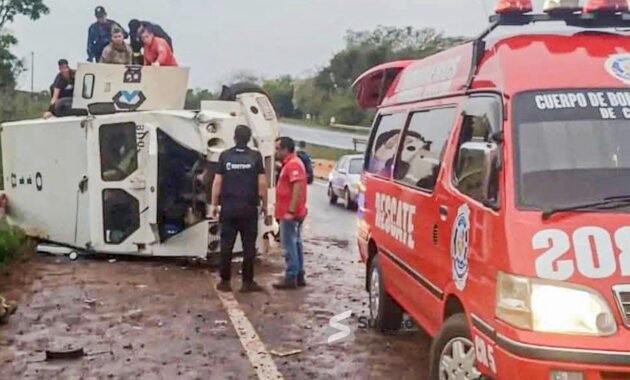 Un transportador de caudales volcó sobre la ruta PY02 en la zona de Potrero Ubaldina de Coronel Oviedo. Foto: Gentileza, Edición Suceso