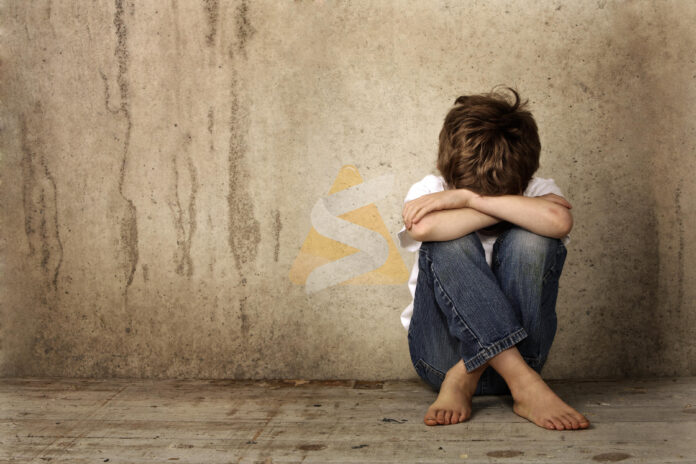 La mujer relató a Radio y TV Suceso que su hijo le contó que al menos dos de los adolescentes lo tomaron por el brazo y la pierna, lo subieron a una mesa y le bajaron el pantalón. El presunto ataque tuvo lugar dentro de un aula. *Foto ilustrativa*