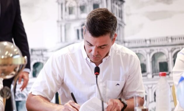 Santiago Peña firmó el decreto que declara “de interés nacional” la final de la Sudamericana. Foto: Presidencia.