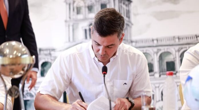 Santiago Peña firmó el decreto que declara “de interés nacional” la final de la Sudamericana. Foto: Presidencia. Santiago Peña firmó el decreto que declara “de interés nacional” la final de la Sudamericana. Foto: Presidencia.