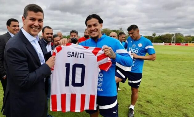 El presidente Santiago Peña ya firmó la ley que lo faculta a establecer hasta tres feriados al año.Foto: @@SantiPenap