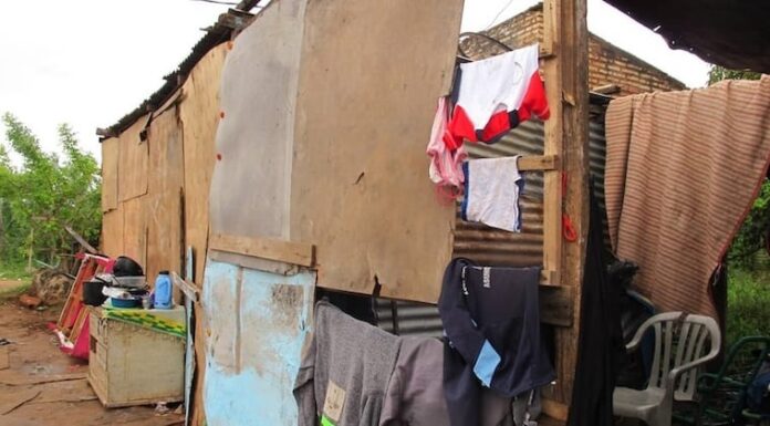 Precaria casa, en el barrio Santa Ana de Asunción, en la zona del Bañado Sur de Asunción.FOTO: GENTILEZA