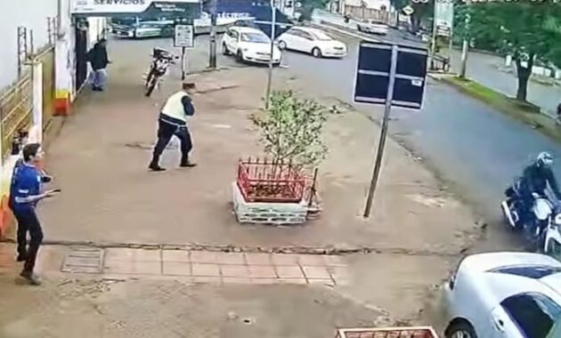 Momento en que el suboficial Gustavo Salinas se enfrenta a los asaltantes. Imagen: captura de video.