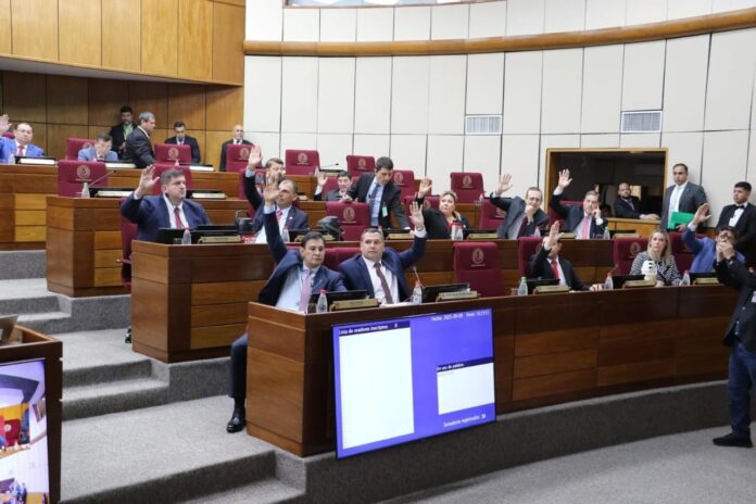 Los senadores continúan con el estudio en particular de la propuesta enviada por el Poder Ejecutivo. Foto: Gentileza Los senadores continúan con el estudio en particular de la propuesta enviada por el Poder Ejecutivo. Foto: Gentileza