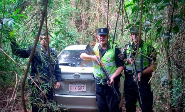 El vehículo Toyota Allion denunciado como hurtado en Fulgencio Yegros fue localizado horas después en una zona boscosa de Bobi Puku, distrito de General Artigas, gracias al rastreo por GPS realizado por la Policía Nacional. Foto: Redacción Suceso.