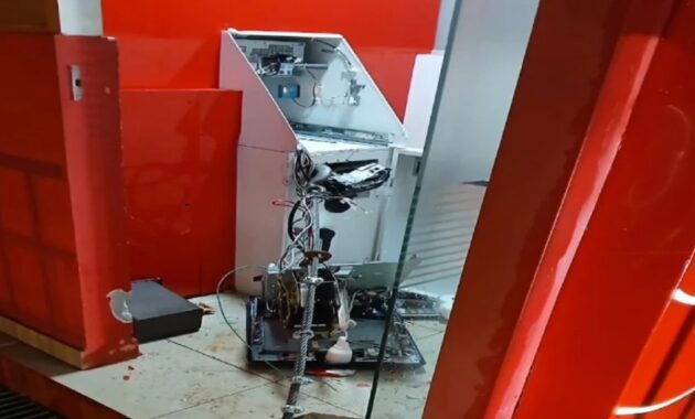 Delincuentes intentaron llevarse un cajero automático ubicado en la localidad de La Paz.Foto: Captura de video/ NPY.