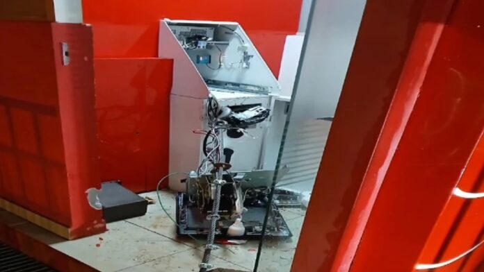 Delincuentes intentaron llevarse un cajero automático ubicado en la localidad de La Paz.Foto: Captura de video/ NPY.