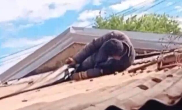El hombre quedó atrapado en el techo, entre la chapa, sufriendo un corte en la pierna.Foto: Captura Video