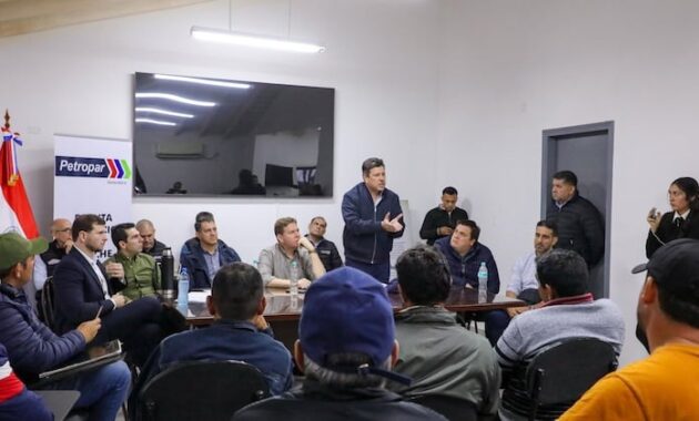 Reunión entre autoridades del Gobierno y cañicultores.