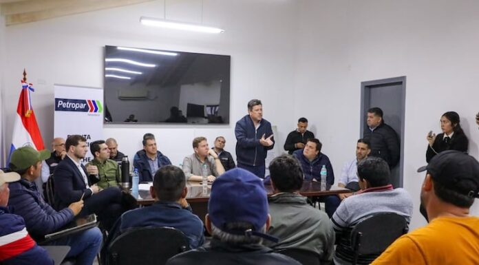 Reunión entre autoridades del Gobierno y cañicultores.