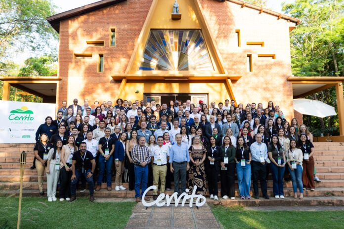 Líderes de 13 países participaron del Cerrito Forum 2025, realizado en la Escuela Agrícola Autosostenible de Cerrito, bajo el lema “Crisis como catalizadora de la prosperidad”, en un encuentro que promovió la innovación, la confianza y la acción colectiva para erradicar la pobreza. Foto: Fundación Paraguaya.