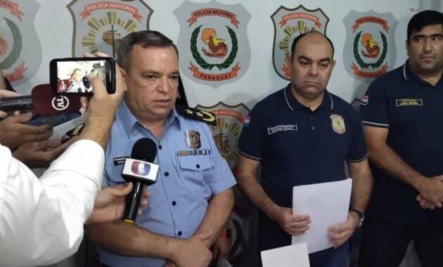 El comisario César Silguero (camisa celeste), conocido en el ámbito de la investigación policial, asume como subcomandante de la Policía Nacional. Foto: Gentileza, Policía Nacional.