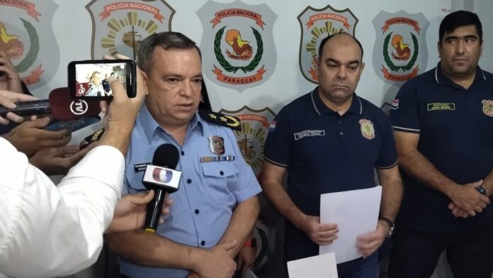 El comisario César Silguero (camisa celeste), conocido en el ámbito de la investigación policial, asume como subcomandante de la Policía Nacional. Foto: Gentileza, Policía Nacional.