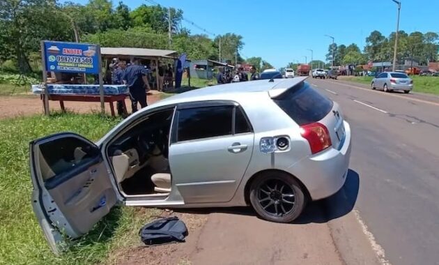 El automóvil fue abandonado en la vía pública tras la persecución. Foto: Gentileza.