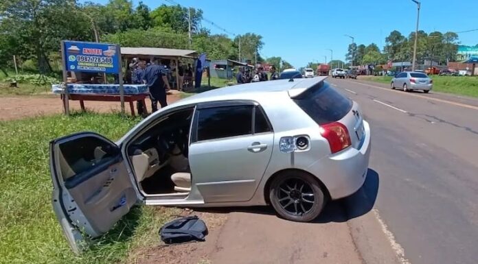 El automóvil fue abandonado en la vía pública tras la persecución. Foto: Gentileza.