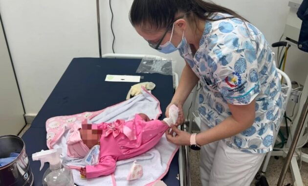 La beba se encuentra en condiciones aceptables con buena mecánica en el Hospital Distrital de Caaguazú.Foto: Robert Figueredo.