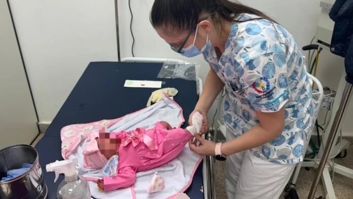 descarga (59) La beba se encuentra en condiciones aceptables con buena mecánica en el Hospital Distrital de Caaguazú.Foto: Robert Figueredo.