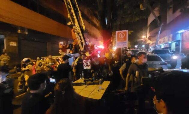 La masacre se registró alrededor de las 20:30 de este sábado en un edificio ubicado en el centro de Ciudad del Este. Foto: Wilson Ferriera